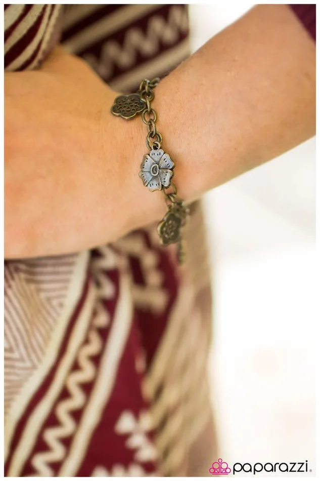 Bracelets Paparazzi Bracelet Dancing With Daisies Brass Paparazzi Jewelry