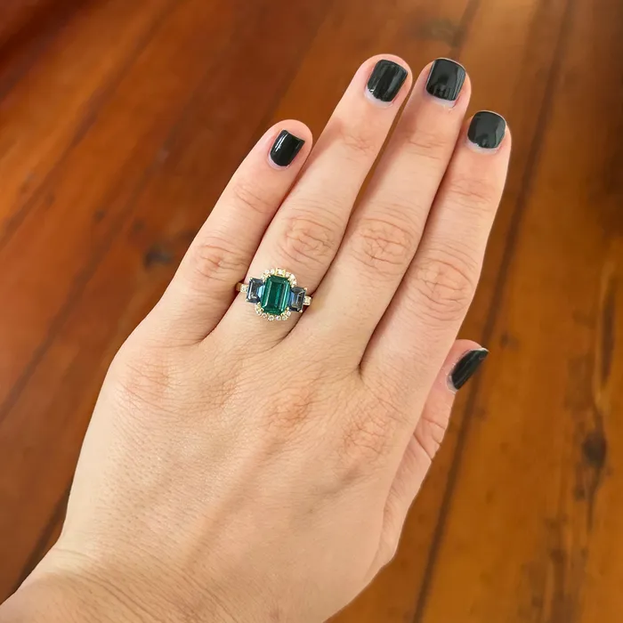 Rings Goshwara Goshwara 3 Stone Emerald Sapphire 18K Gold Ring