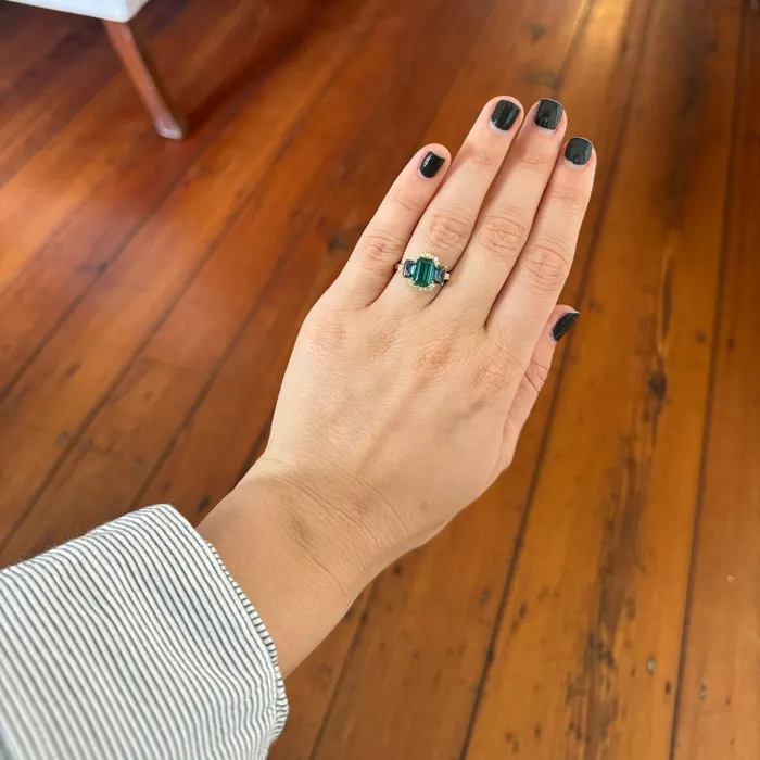 Rings Goshwara Goshwara 3 Stone Emerald Sapphire 18K Gold Ring