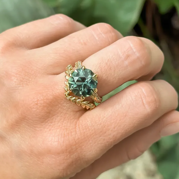 Anueva Jewelry 675ct Fancy Untreated Umba Sapphire Diamondstudded Six Prong Split Shank Solitaire in 18k Yellow Gold PreStyled Sets