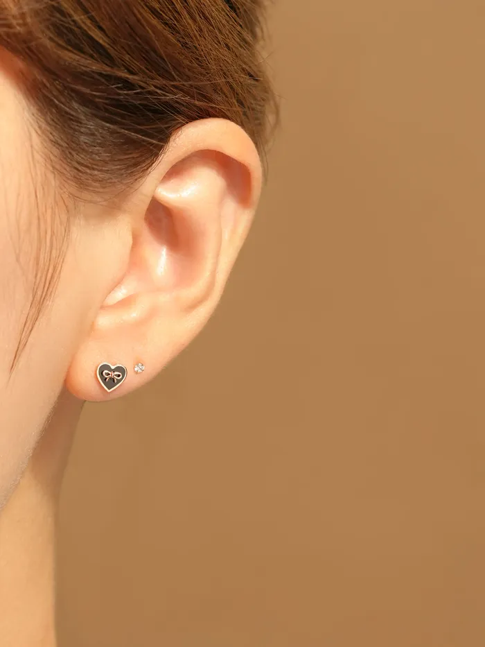 Earrings MinimalBijoux 14K Gold Black Heart Ribbon Cartilage Earring 20G