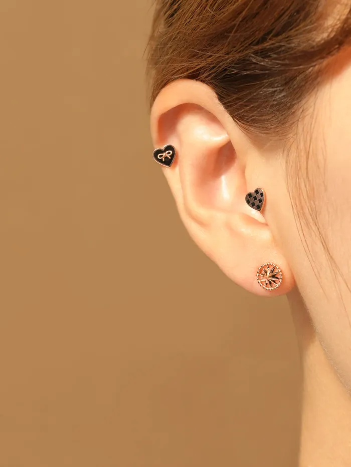 Earrings MinimalBijoux 14K Gold Black Heart Ribbon Cartilage Earring 20G