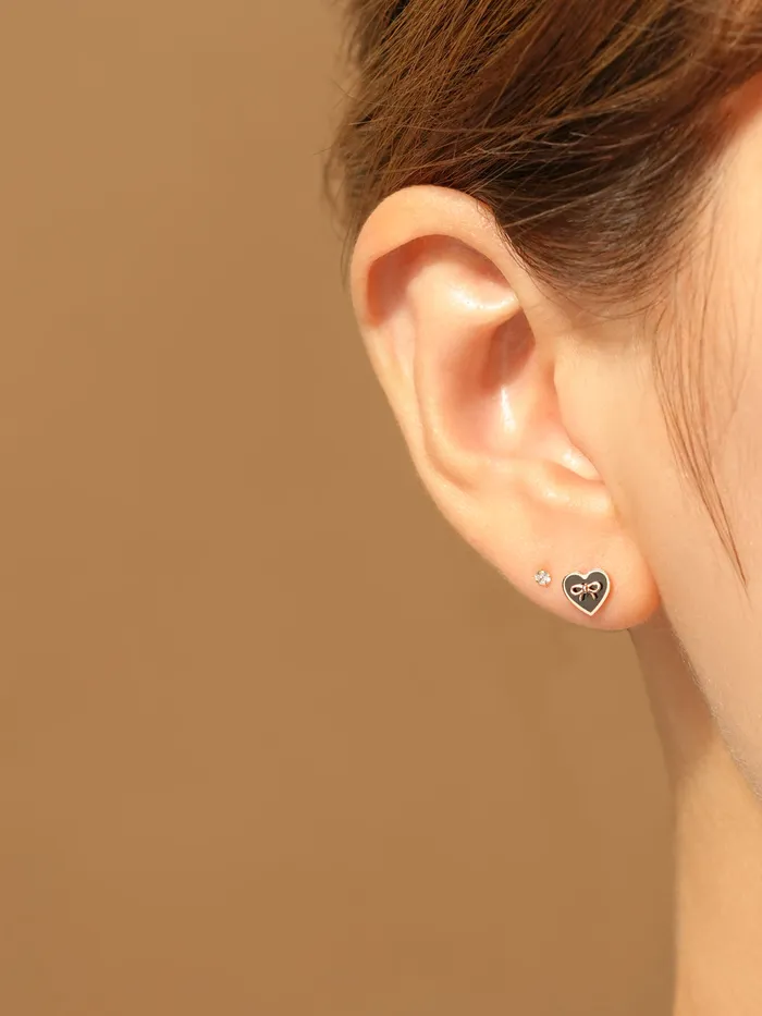 Earrings MinimalBijoux 14K Gold Black Heart Ribbon Cartilage Earring 20G
