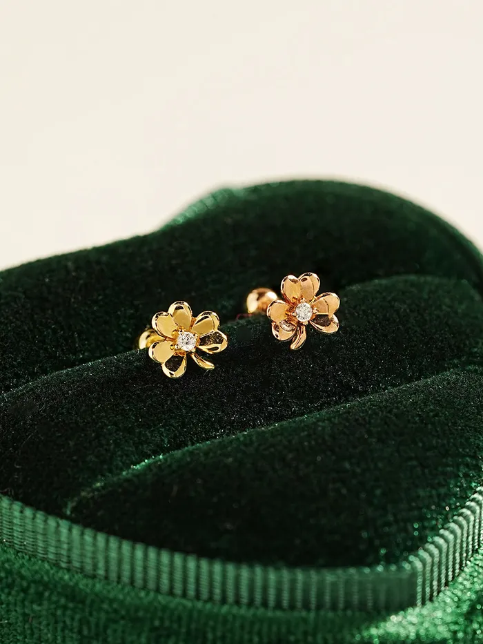 MinimalBijoux 14K Gold Lucky Clover Cartilage Earring 20G18G16G Earrings