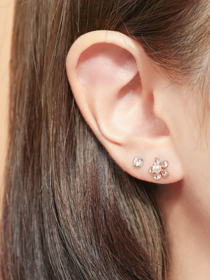 MinimalBijoux Earrings 14K Gold Moissanite Kare Cartilage Earring 20G18G16G