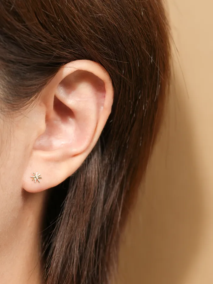 MinimalBijoux Earrings 14K Gold Swing Snow Cartilage Earring 20G